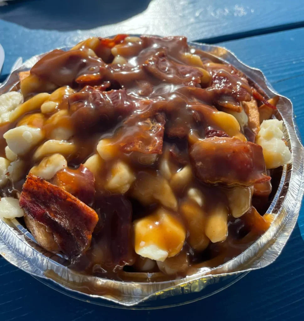 La poutine du Casse-croûte la Molière au bacon fumé. Crédit photo : TPT