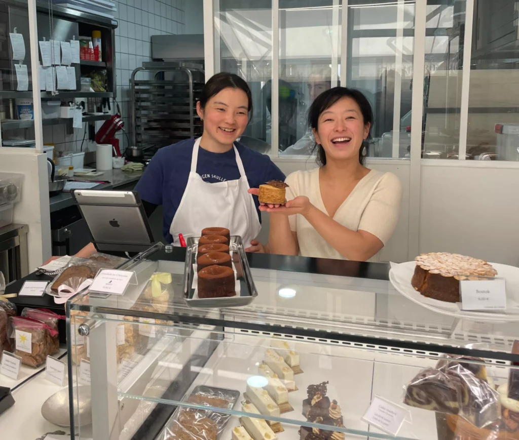 Yuki (à gauche) et Lumi (à droite) dans leur boutique. Crédit photo : TPT